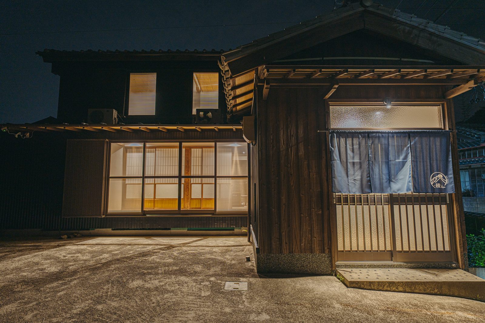 建物正面・暖簾（夜）
