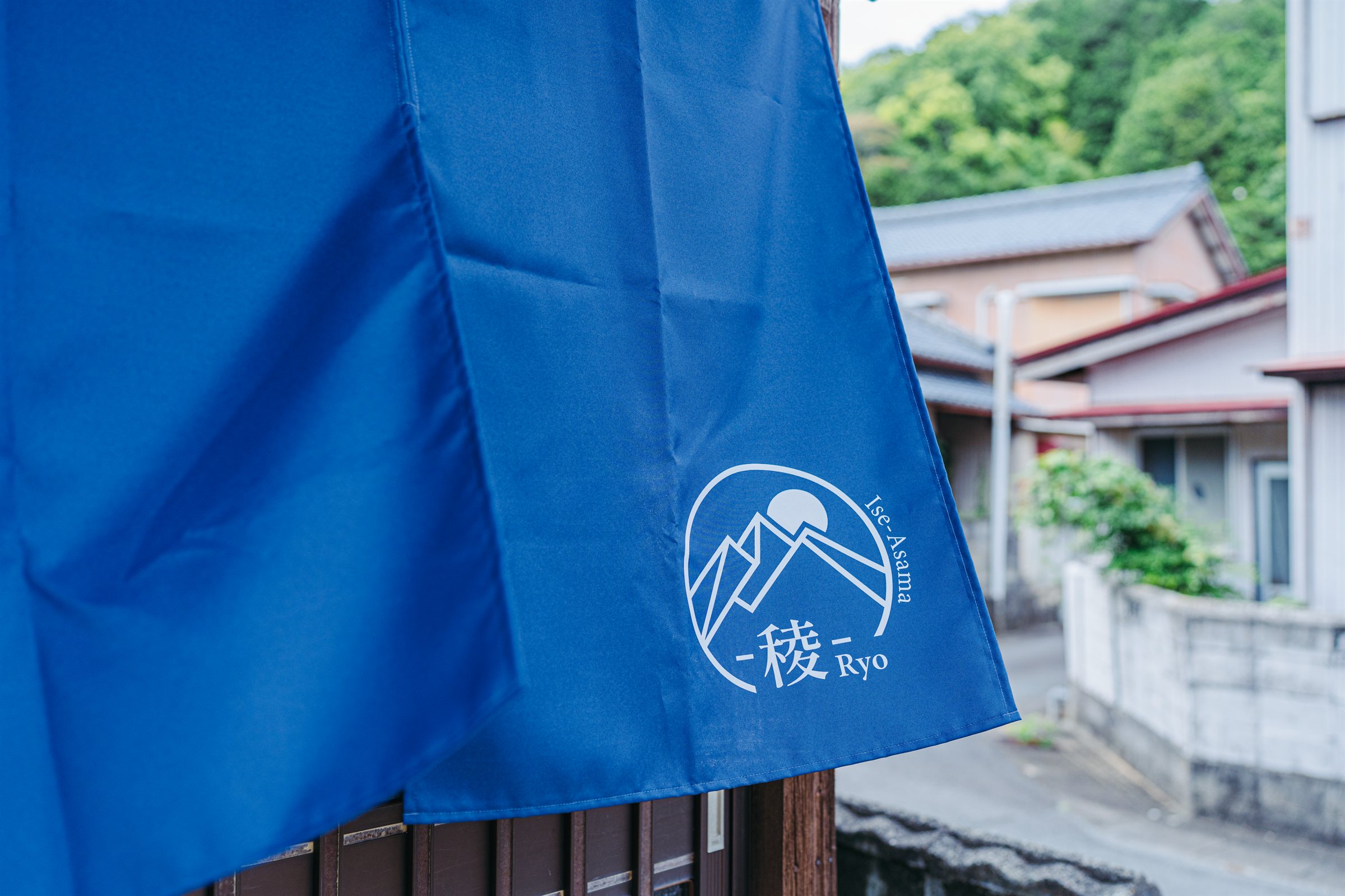 Ise-Asama -稜-Ryo- 暖簾と朝熊の風景